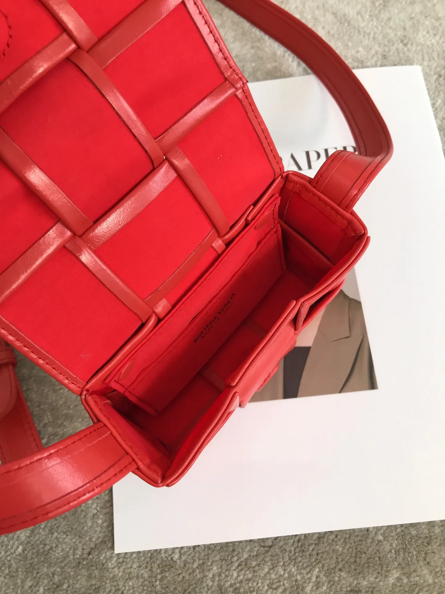 𝗕𝗼𝘁𝘁𝗲𝗴𝗮 𝗩𝗲𝗻𝗲𝘁𝗮———— New product𝗺𝗶𝗻𝗶 𝗰𝗮𝘀𝘀𝗲𝘁𝘁𝗲‼ ️ A super cute one 𝒎𝒊𝒏𝒊 𝒄𝒂𝒔𝒔𝒆𝒕𝒕𝒆, a must-have for delicate girls. It’s the same height as lipstick. Although it can’t fit a mobile phone, it can fit all my cuteness and lipstick ❗️ We only make the highest end in the market, welcome to compare Size: 12*8*4cm.         Model: 6813